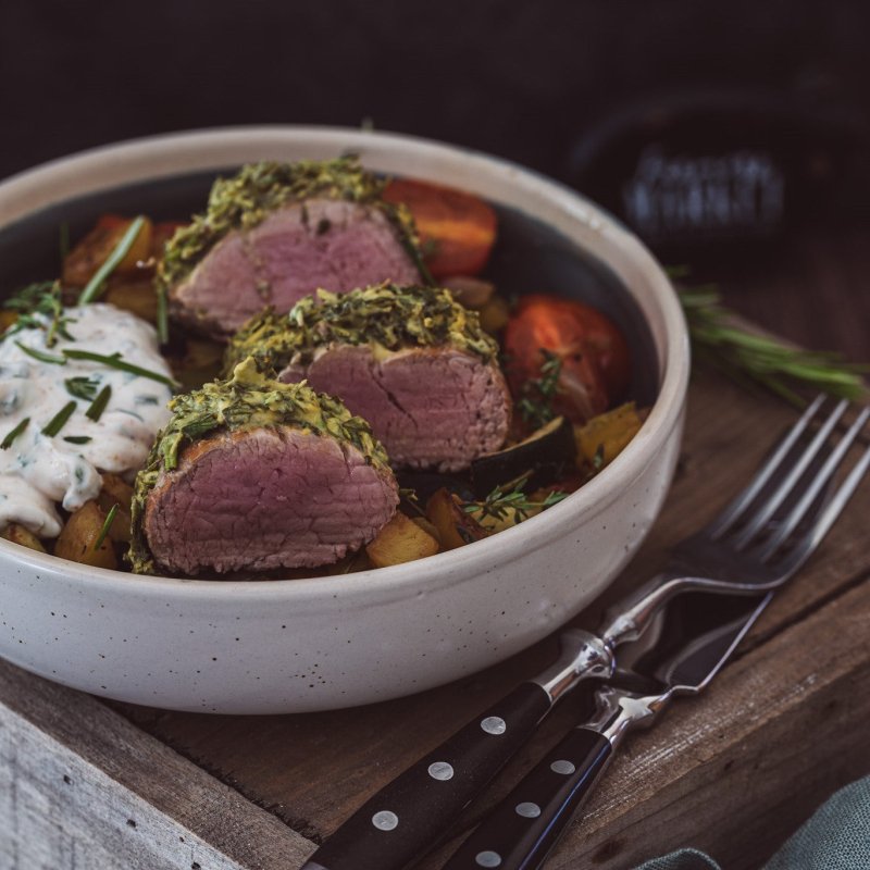 Schweinefilet mit Kräuterkruste, mediterranem Gemüse und Dip - GreenOx - Feinstes Weidefleisch aus Deutschland